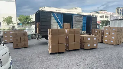 Bốc xếp ghế hội trường tại kho Bằng Tường